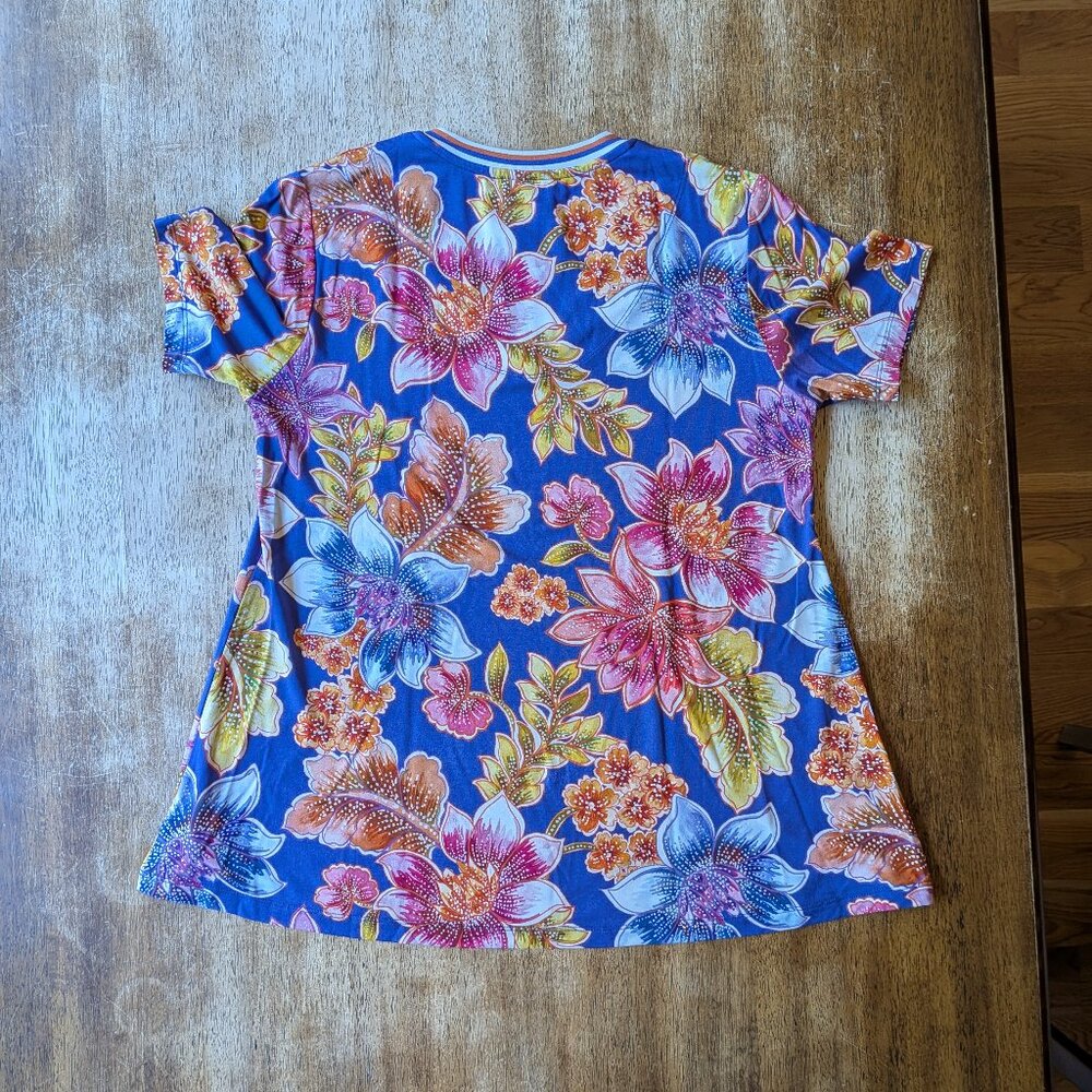 Johnny Was Janie Favorite Short Sleeve V‑Neck Swing Tee Leilah, Size Small - Picture 4 of 9